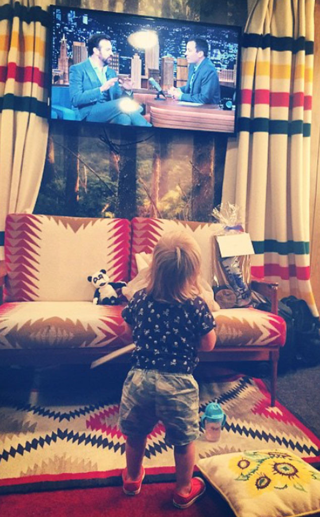 Watch Jason Sudeikis Son Adorably Slam Dunk A Basketball E Online